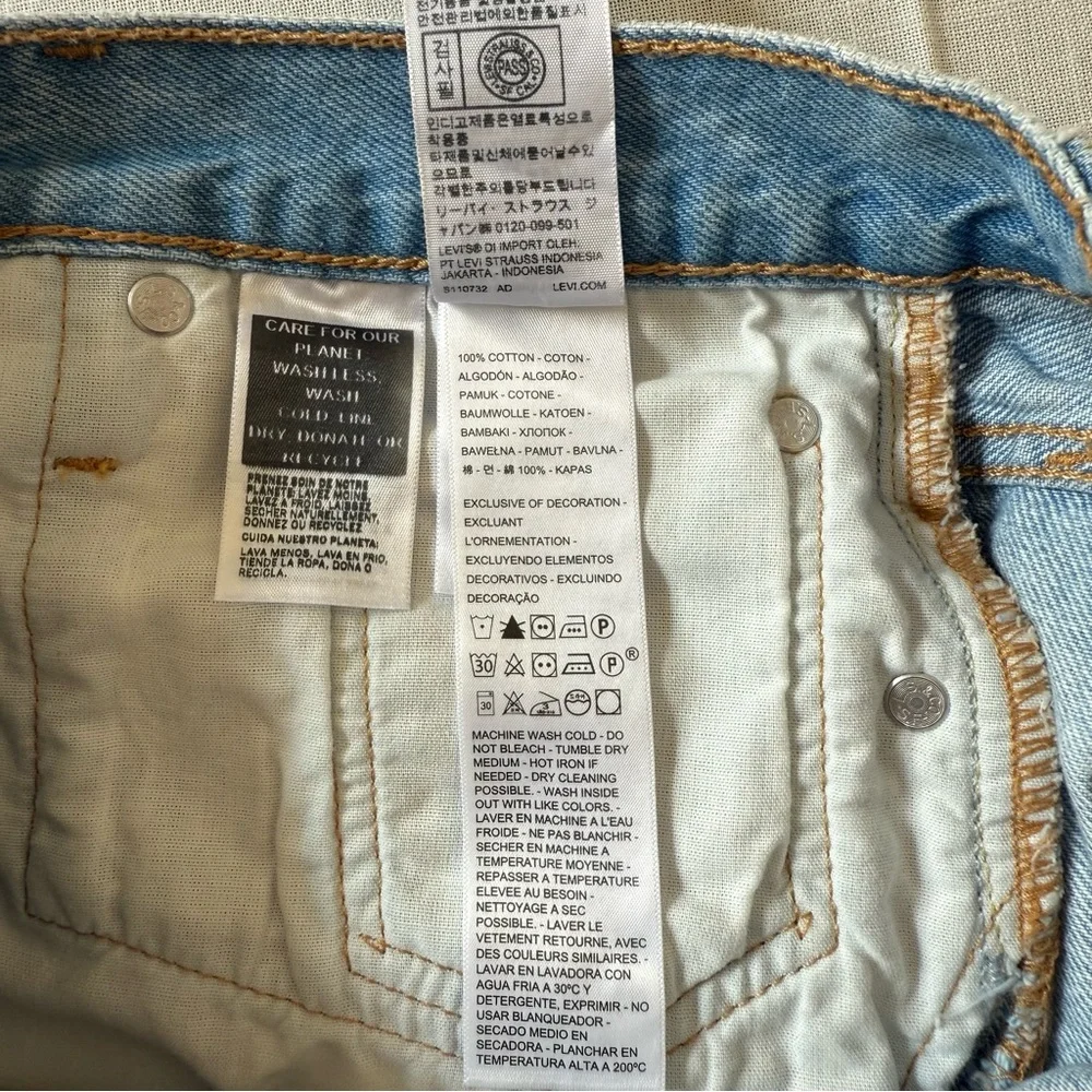 Levi's 501 distressed denim shorts light wash Size 26W